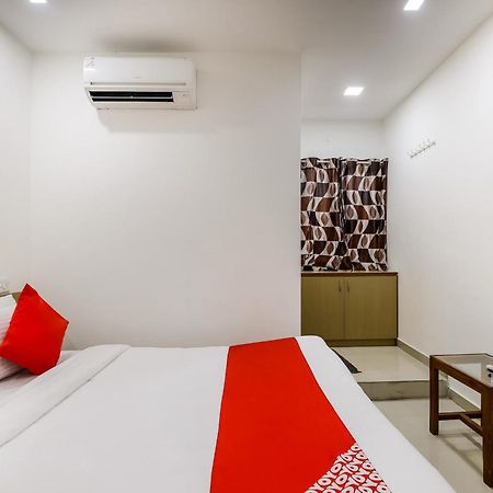 Oyo Hotel D Veeray Ahmedabad Exterior photo