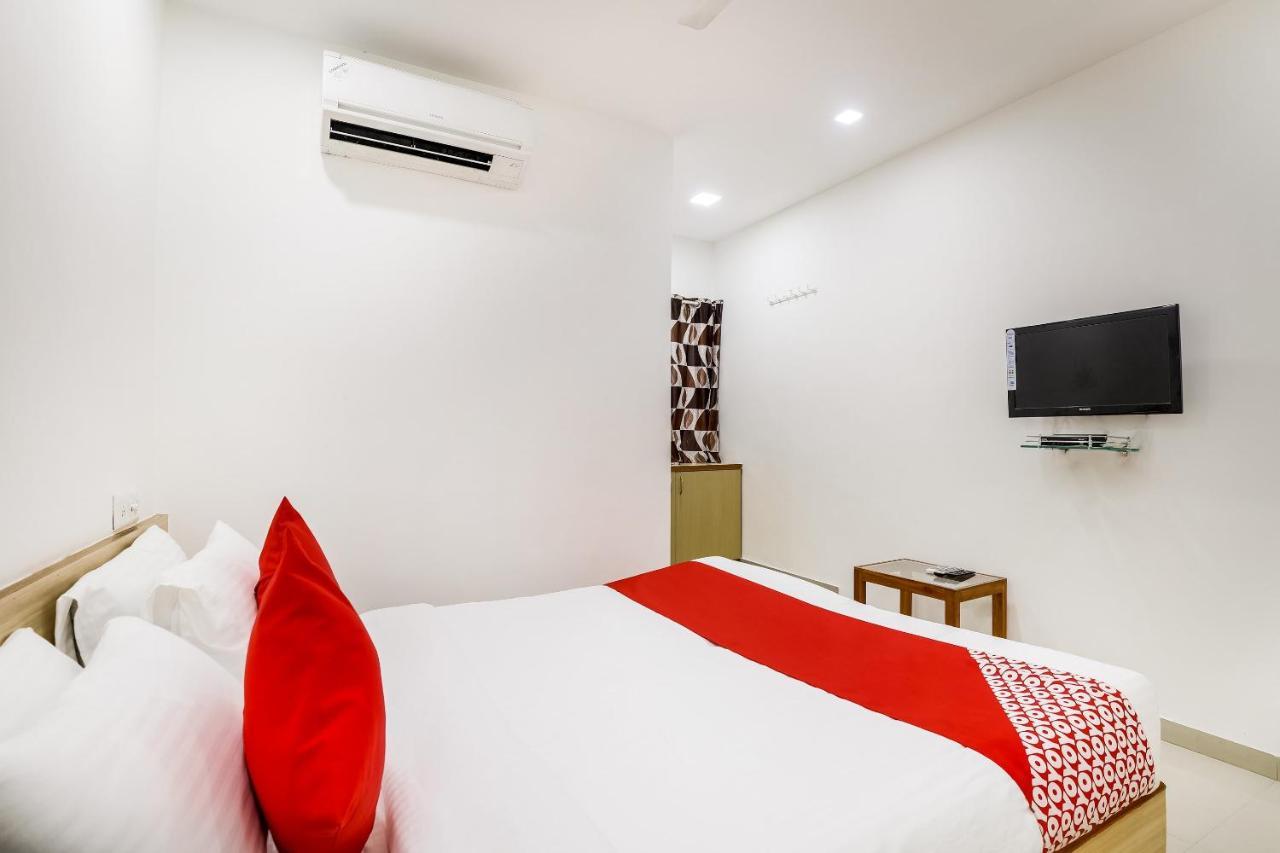 Oyo Hotel D Veeray Ahmedabad Exterior photo