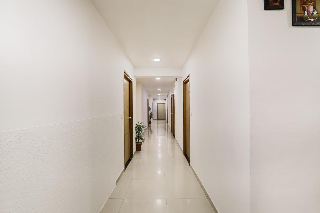 Oyo Hotel D Veeray Ahmedabad Exterior photo