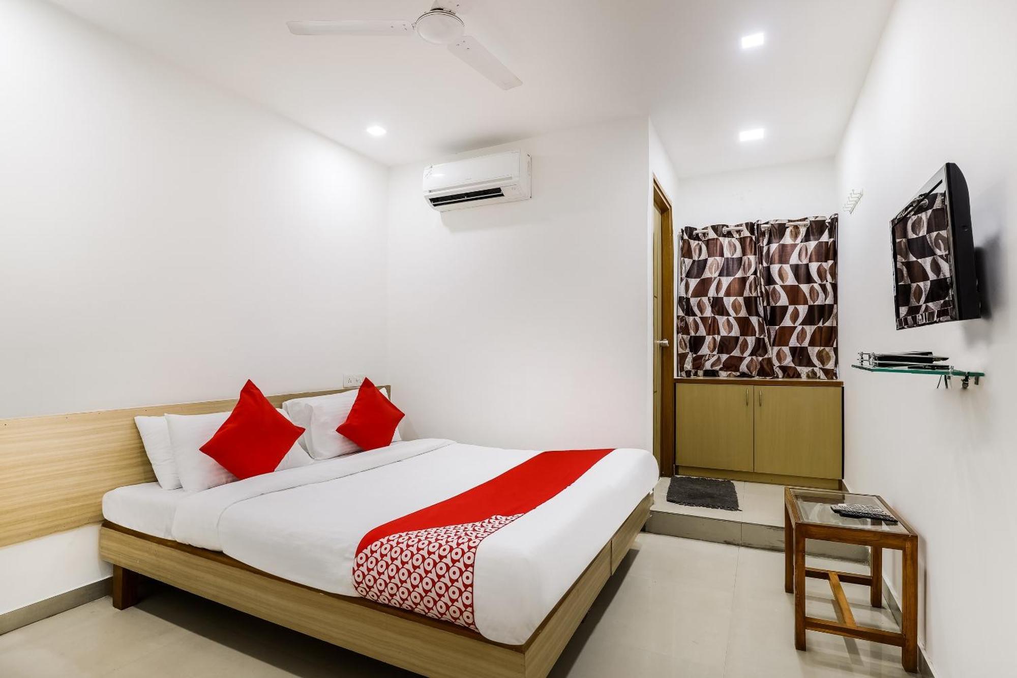 Oyo Hotel D Veeray Ahmedabad Exterior photo