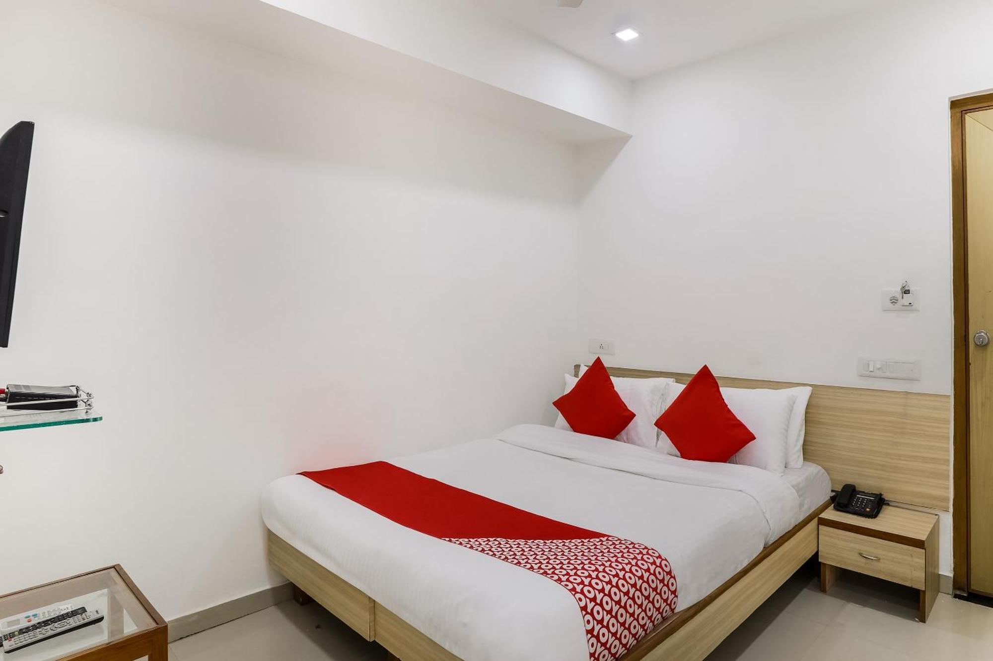 Oyo Hotel D Veeray Ahmedabad Exterior photo
