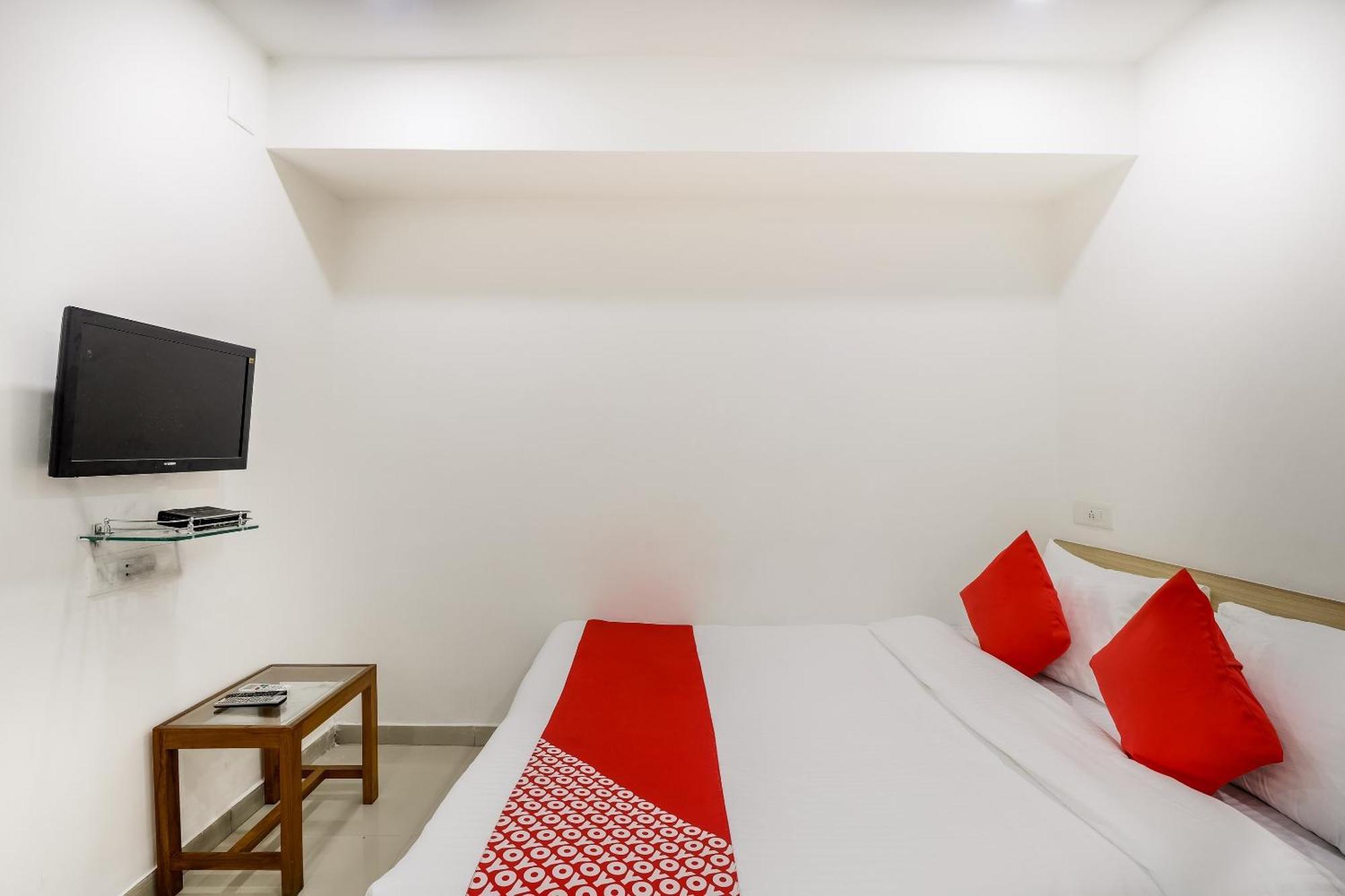 Oyo Hotel D Veeray Ahmedabad Exterior photo