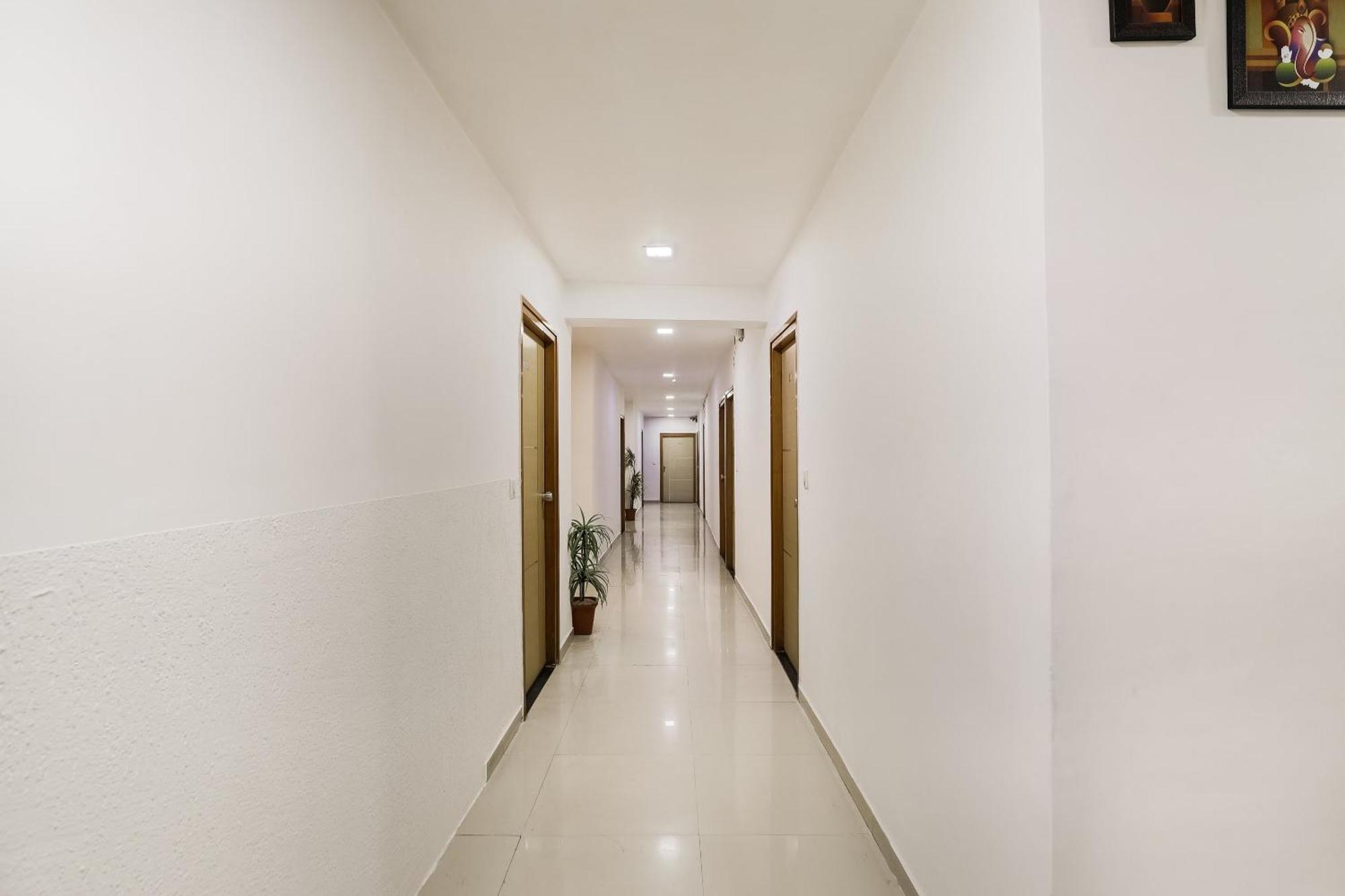 Oyo Hotel D Veeray Ahmedabad Exterior photo