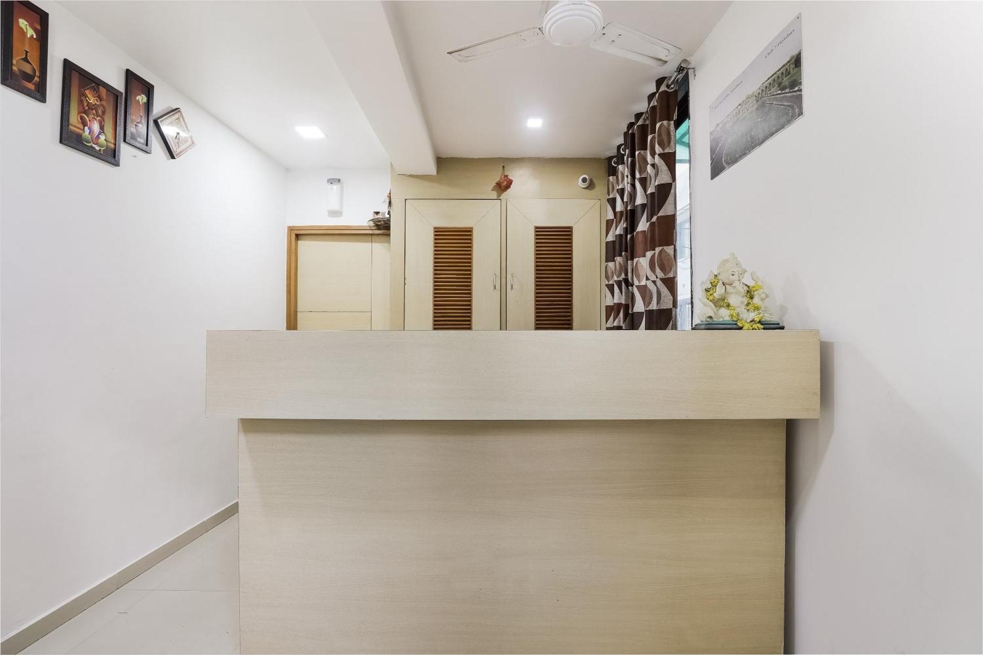 Oyo Hotel D Veeray Ahmedabad Exterior photo