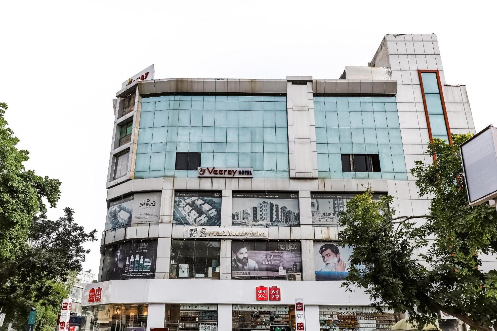 Oyo Hotel D Veeray Ahmedabad Exterior photo