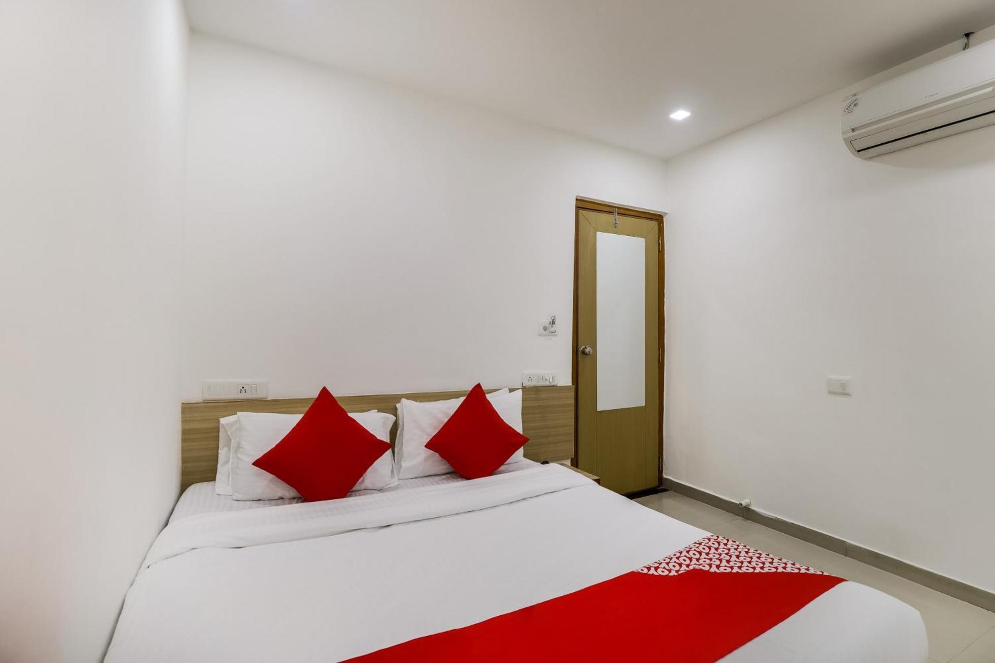Oyo Hotel D Veeray Ahmedabad Exterior photo