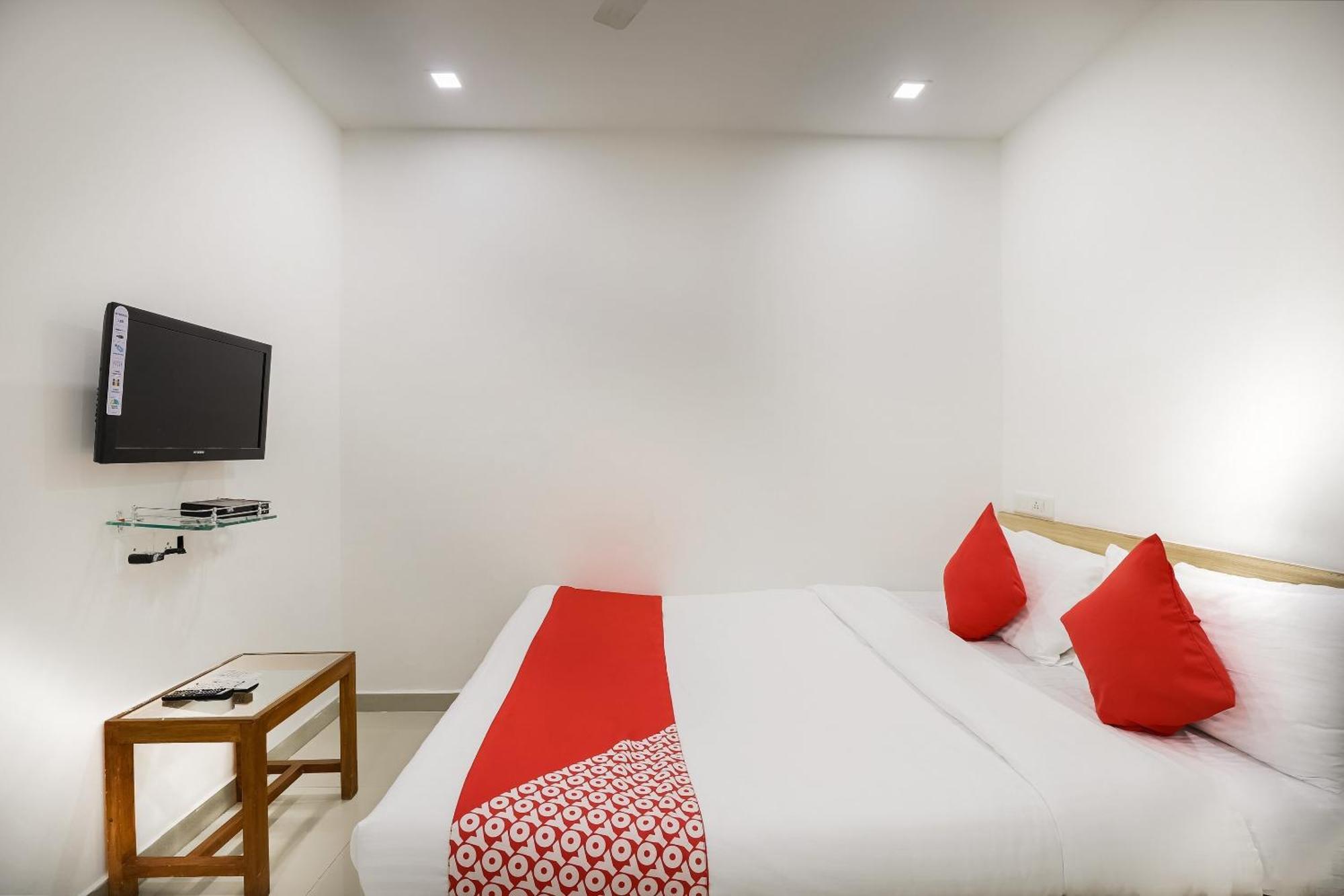 Oyo Hotel D Veeray Ahmedabad Exterior photo